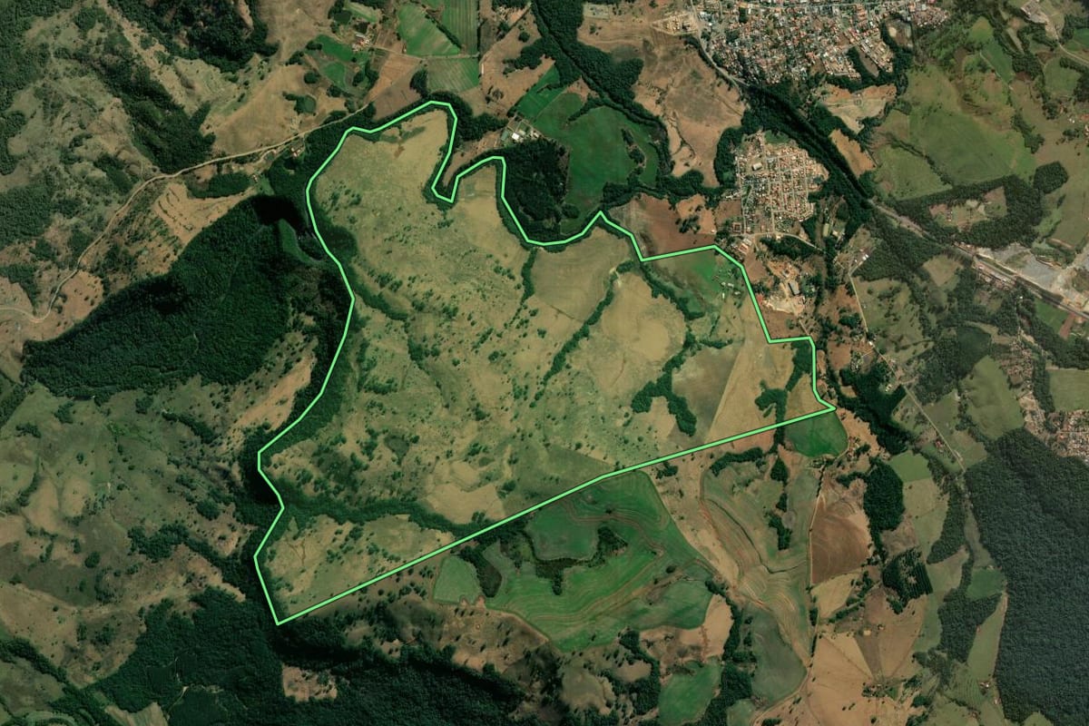 Imagem de satélite do imóvel rural em Sapopema (PR), com o contorno declarado no CAR desenhado por cima.