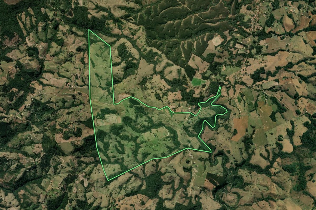 Imagem de satélite do imóvel rural em Sapopema (PR), com o contorno declarado no CAR desenhado por cima.