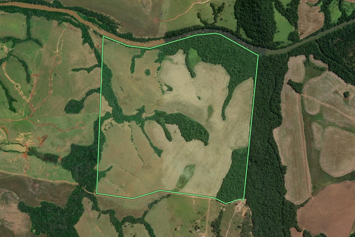 Imagem de satélite do imóvel rural em Sapopema (PR), com o contorno declarado no CAR desenhado por cima.