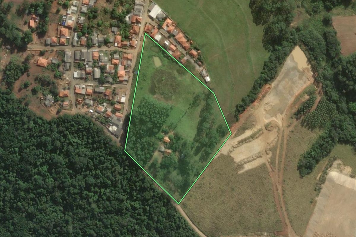 Imagem de satélite do imóvel rural em Sapopema (PR), com o contorno declarado no CAR desenhado por cima.
