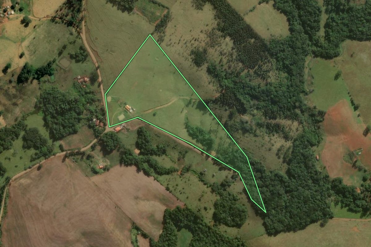Imagem de satélite do imóvel rural em Sapopema (PR), com o contorno declarado no CAR desenhado por cima.