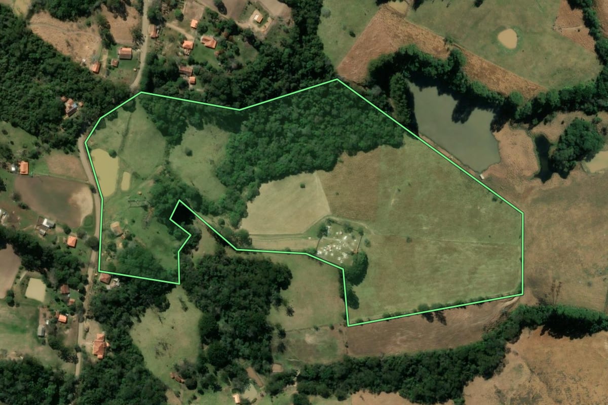 Imagem de satélite do imóvel rural em Sapopema (PR), com o contorno declarado no CAR desenhado por cima.