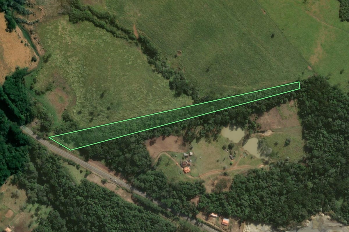 Imagem de satélite do imóvel rural em Sapopema (PR), com o contorno declarado no CAR desenhado por cima.