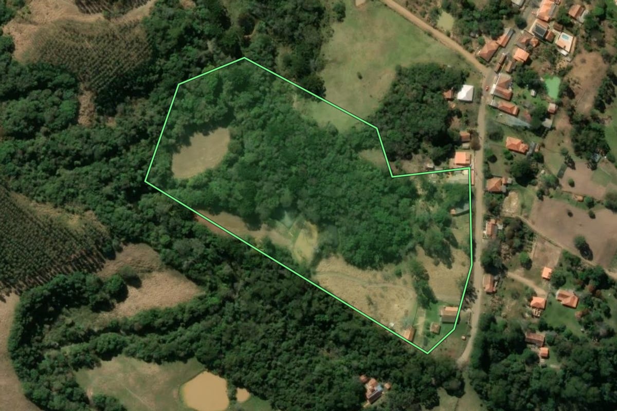 Imagem de satélite do imóvel rural em Sapopema (PR), com o contorno declarado no CAR desenhado por cima.