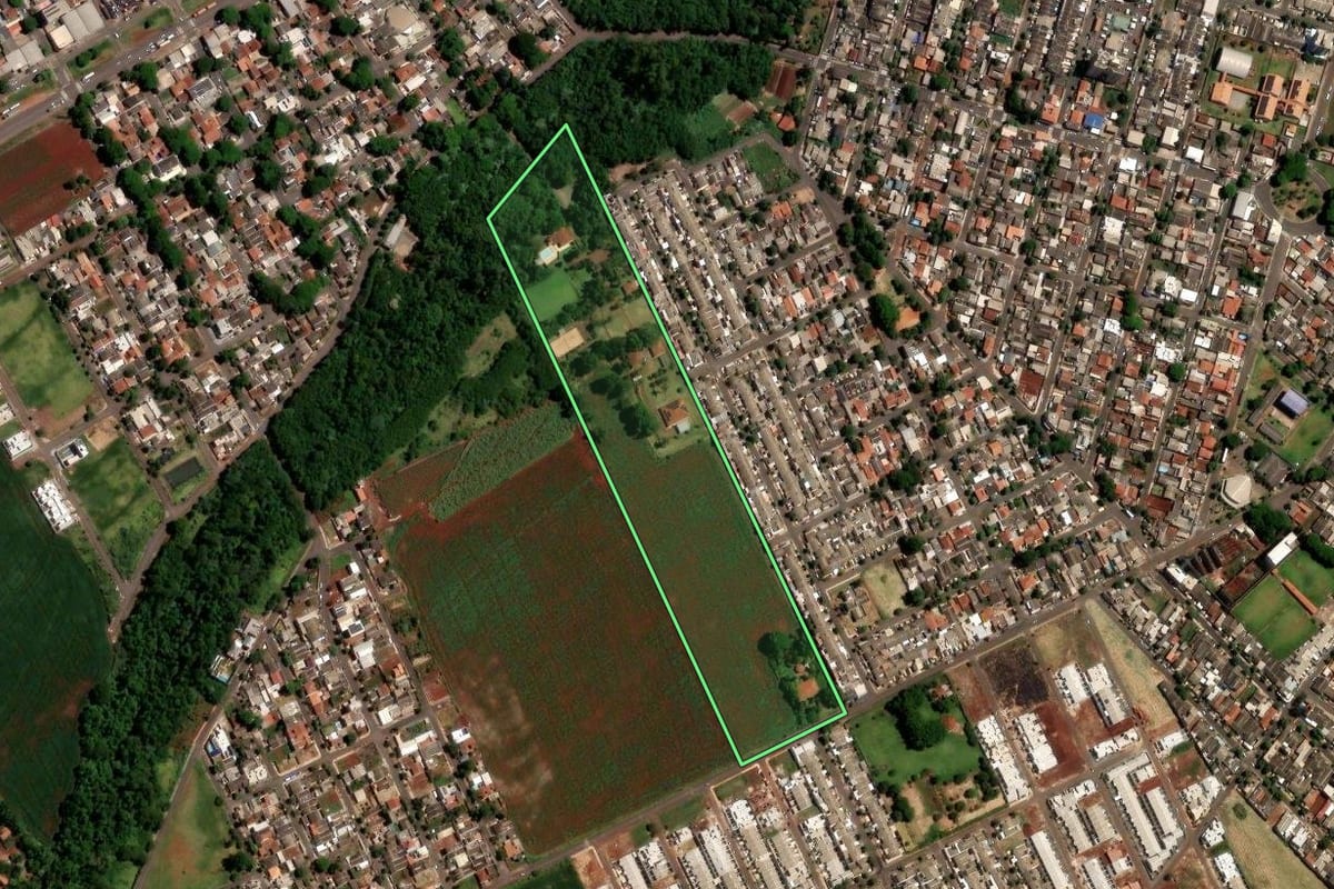 Imagem de satélite do imóvel rural em Sarandi (PR), com o contorno declarado no CAR desenhado por cima.