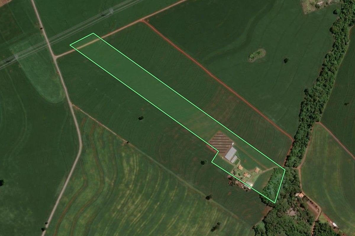 Imagem de satélite do imóvel rural em Sarandi (PR), com o contorno declarado no CAR desenhado por cima.