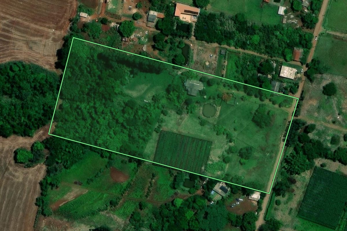 Imagem de satélite do imóvel rural em Sarandi (PR), com o contorno declarado no CAR desenhado por cima.