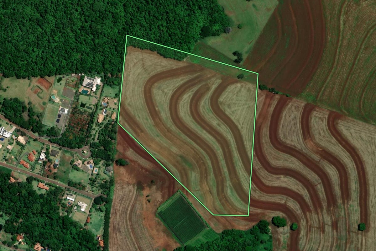 Imagem de satélite do imóvel rural em Sarandi (PR), com o contorno declarado no CAR desenhado por cima.