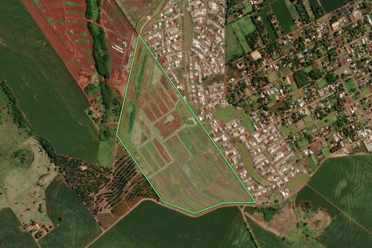 Imagem de satélite do imóvel rural em Sarandi (PR), com o contorno declarado no CAR desenhado por cima.
