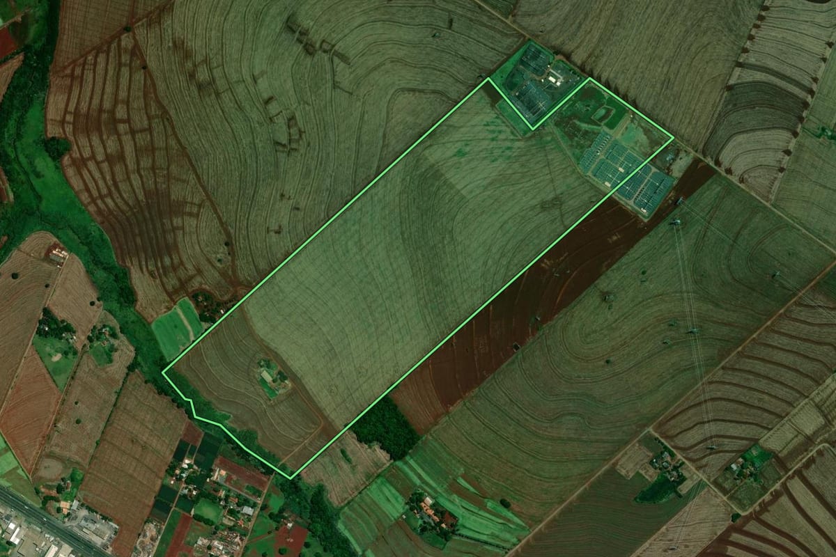 Imagem de satélite do imóvel rural em Sarandi (PR), com o contorno declarado no CAR desenhado por cima.