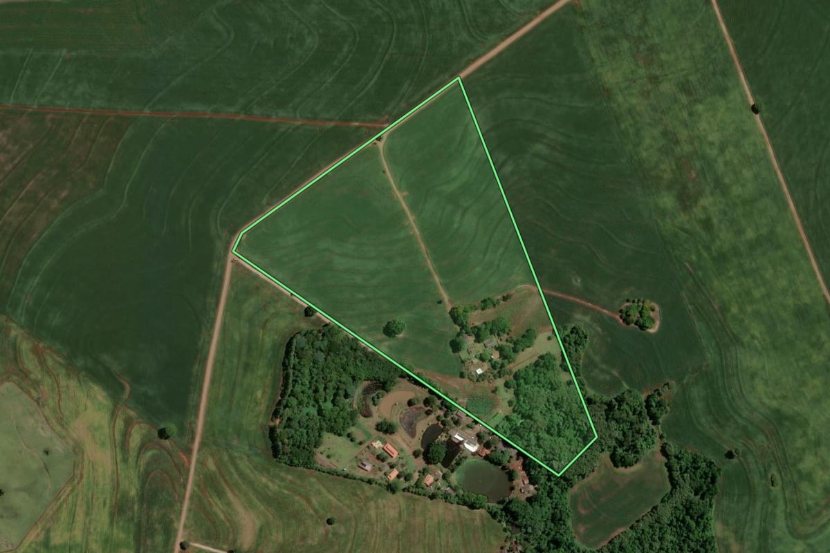 Imagem de satélite do imóvel rural em Sarandi (PR), com o contorno declarado no CAR desenhado por cima.