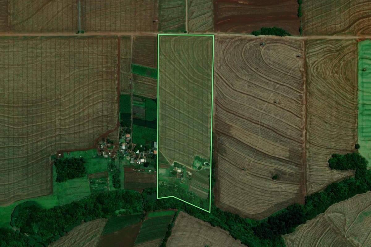 Imagem de satélite do imóvel rural em Sarandi (PR), com o contorno declarado no CAR desenhado por cima.