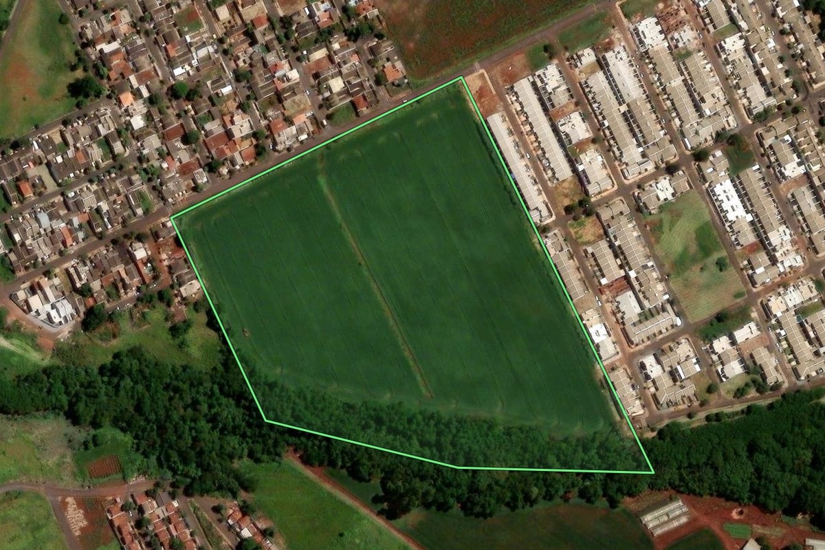 Imagem de satélite do imóvel rural em Sarandi (PR), com o contorno declarado no CAR desenhado por cima.