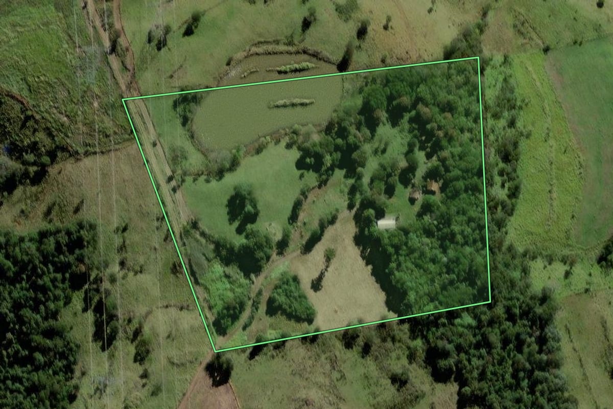 Imagem de satélite do imóvel rural em Saudade do Iguaçu (PR), com o contorno declarado no CAR desenhado por cima.