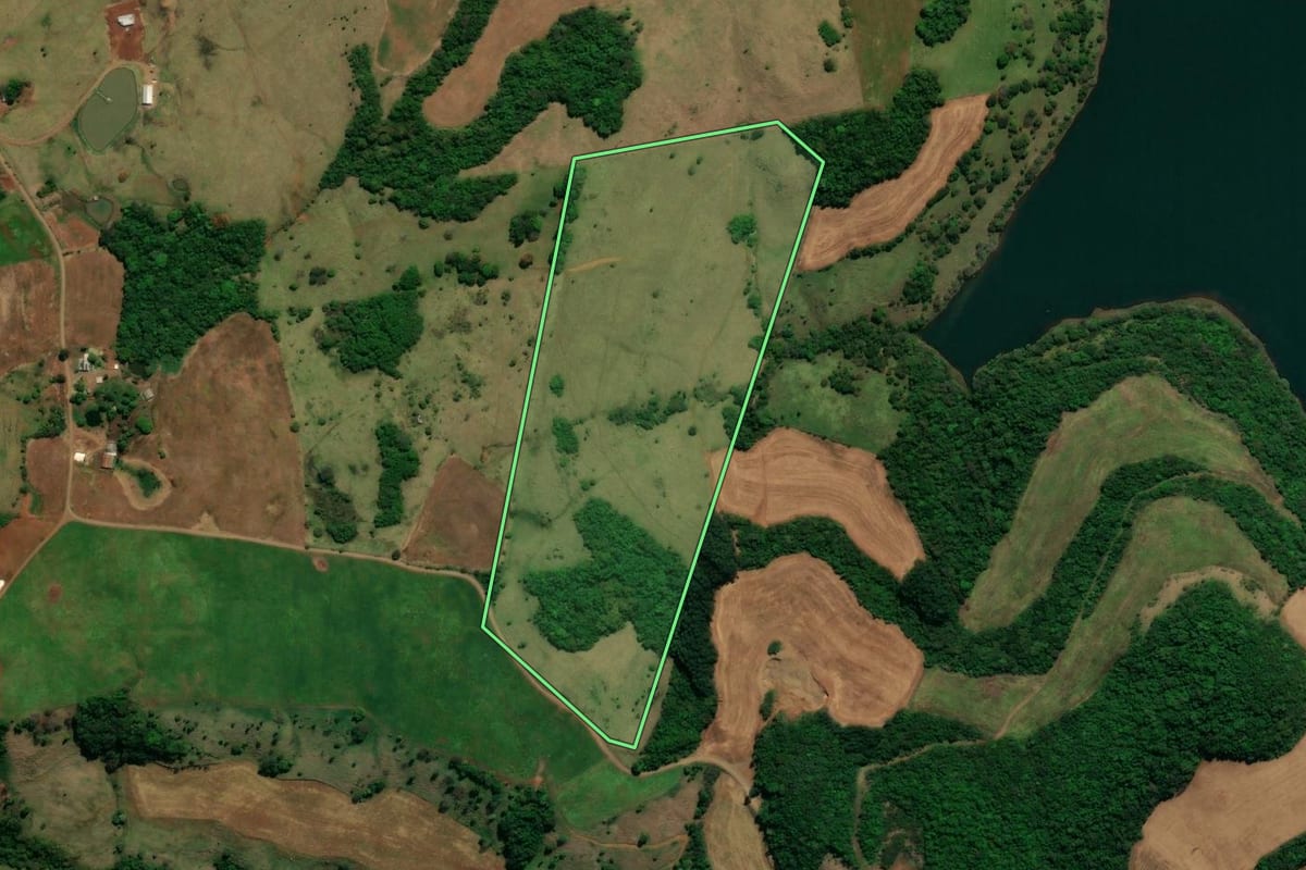 Imagem de satélite do imóvel rural em Saudade do Iguaçu (PR), com o contorno declarado no CAR desenhado por cima.