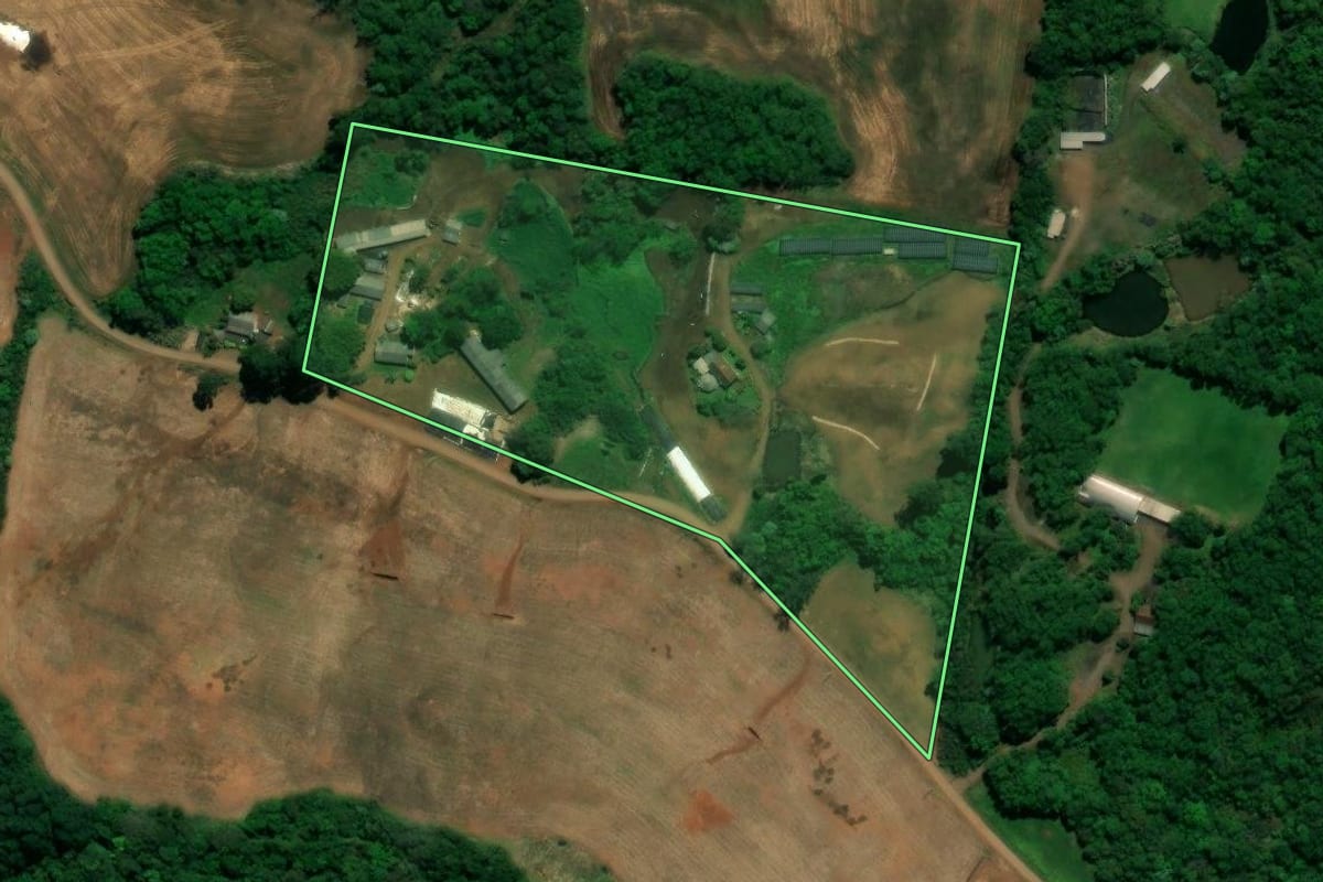 Imagem de satélite do imóvel rural em Saudade do Iguaçu (PR), com o contorno declarado no CAR desenhado por cima.