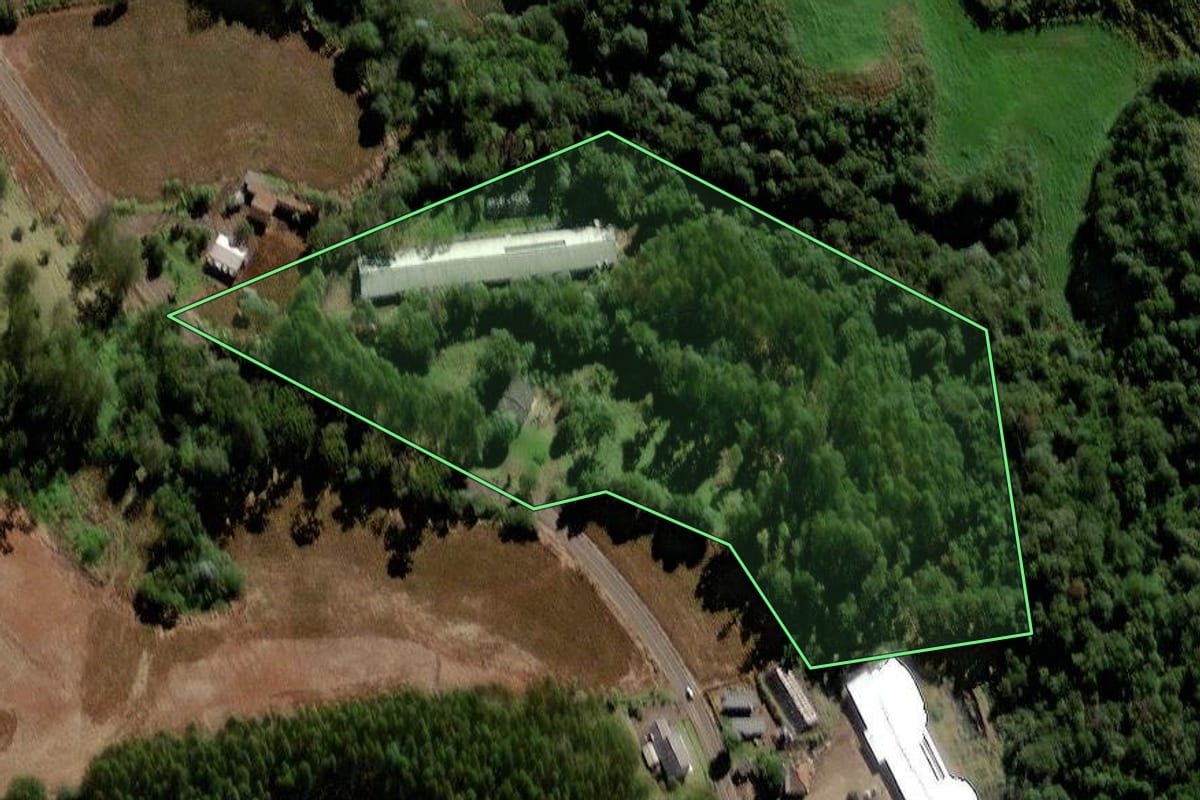 Imagem de satélite do imóvel rural em Saudade do Iguaçu (PR), com o contorno declarado no CAR desenhado por cima.