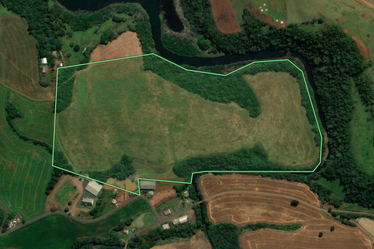 Imagem de satélite do imóvel rural em Saudade do Iguaçu (PR), com o contorno declarado no CAR desenhado por cima.
