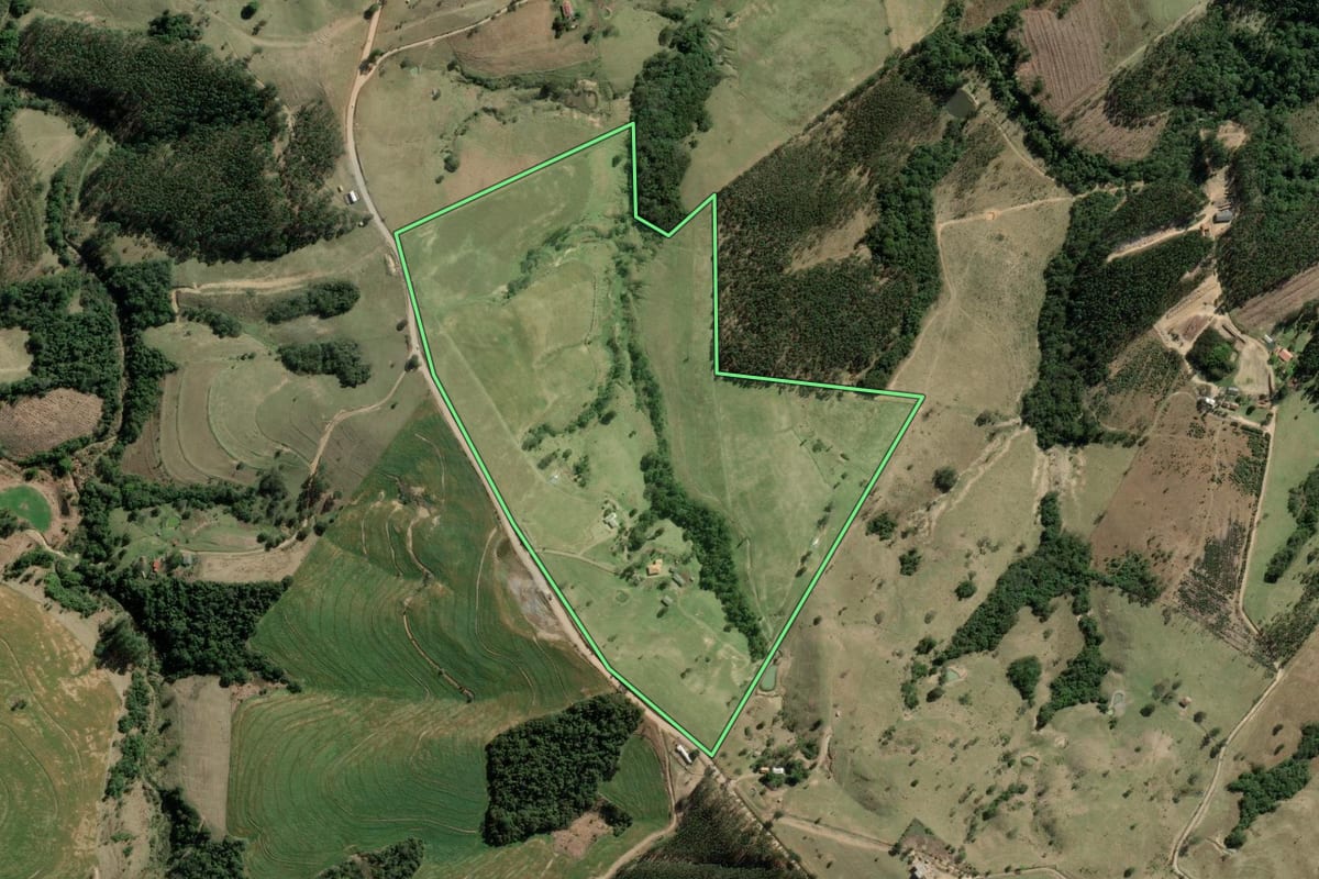 Imagem de satélite do imóvel rural em Sengés (PR), com o contorno declarado no CAR desenhado por cima.