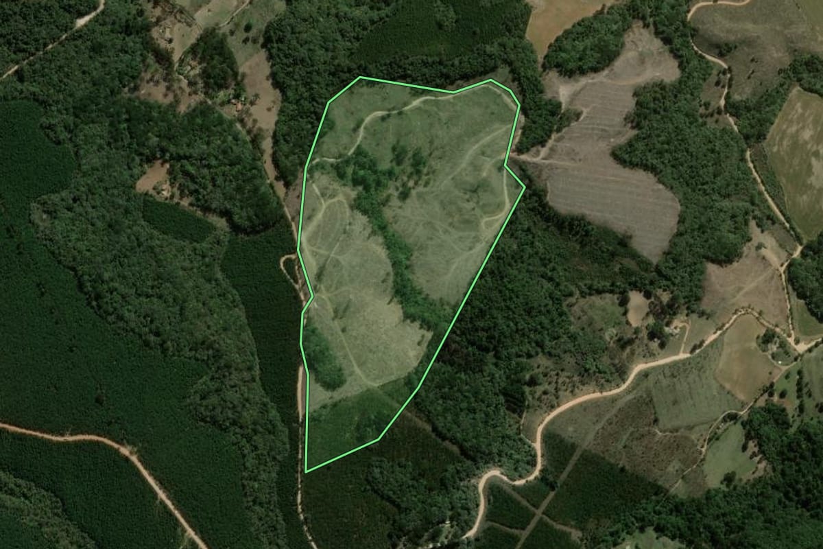 Imagem de satélite do imóvel rural em Sengés (PR), com o contorno declarado no CAR desenhado por cima.