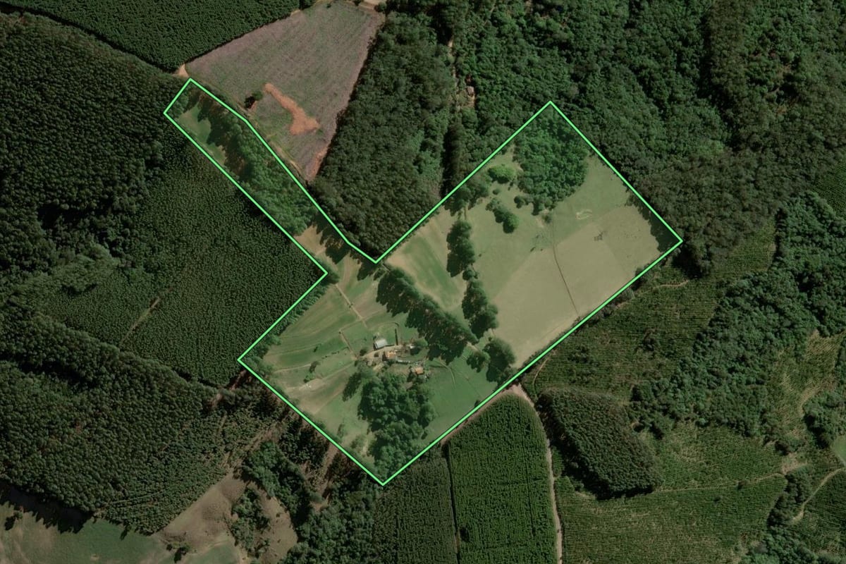 Imagem de satélite do imóvel rural em Sengés (PR), com o contorno declarado no CAR desenhado por cima.