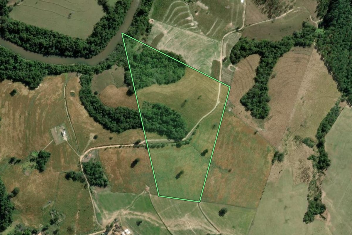 Imagem de satélite do imóvel rural em Sengés (PR), com o contorno declarado no CAR desenhado por cima.
