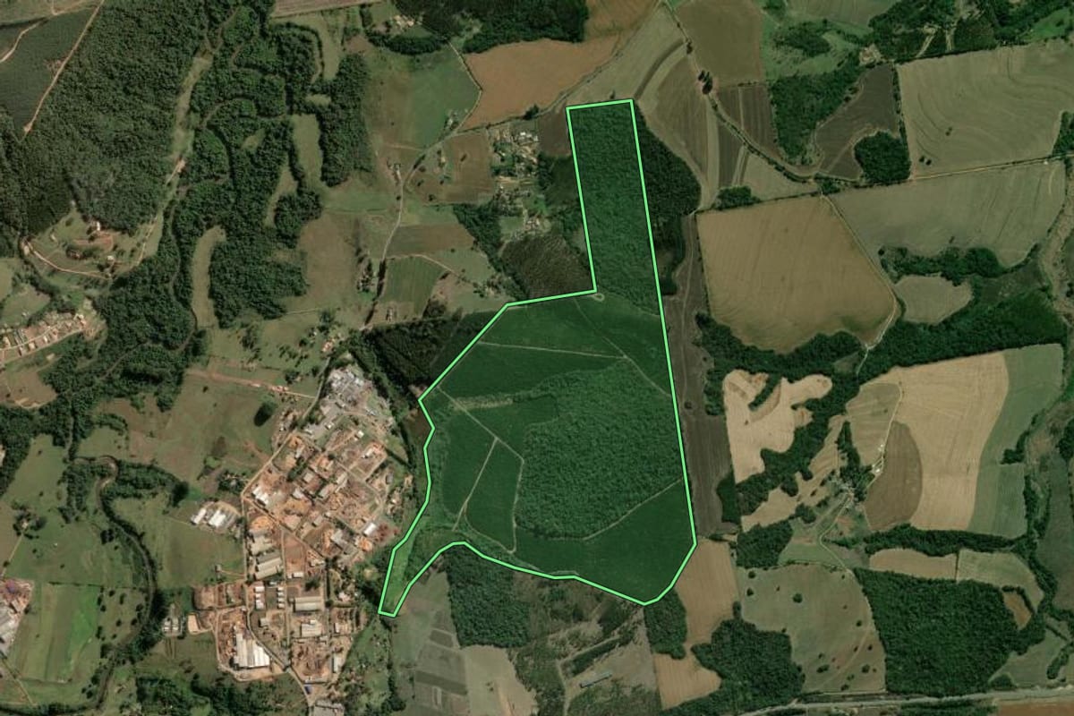 Imagem de satélite do imóvel rural em Sengés (PR), com o contorno declarado no CAR desenhado por cima.