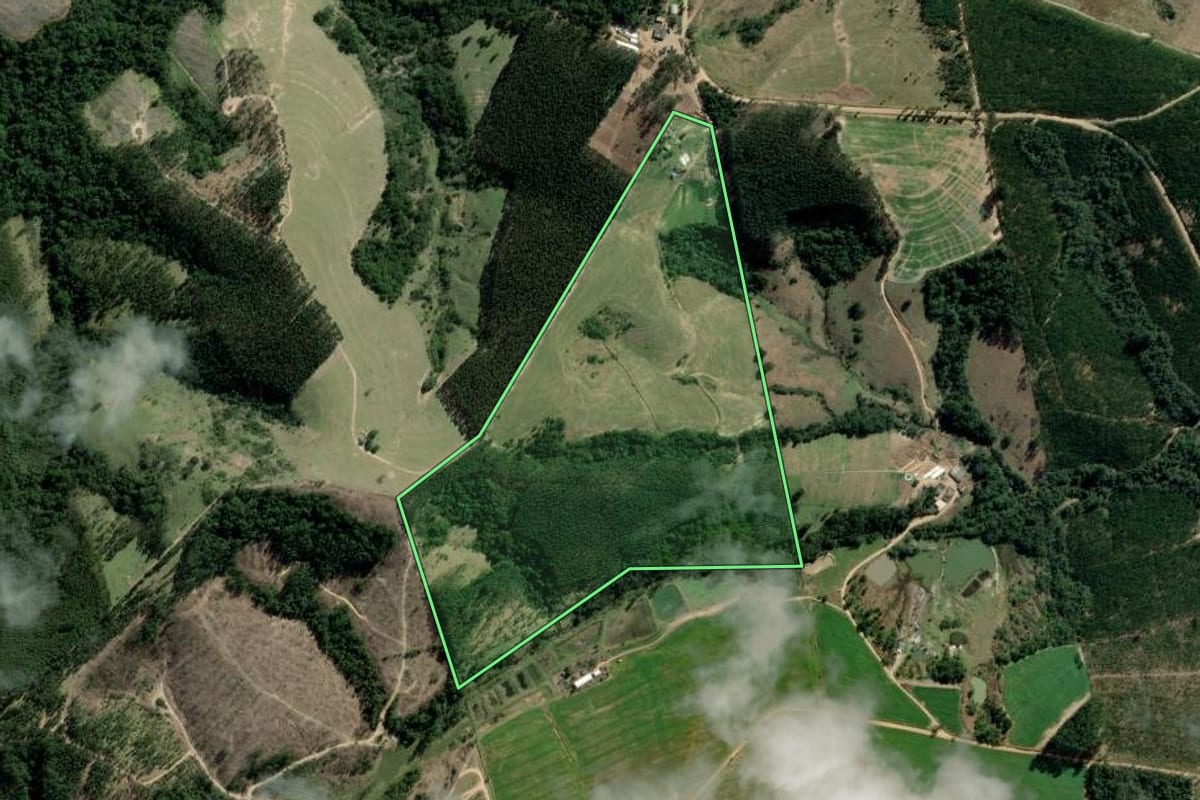 Imagem de satélite do imóvel rural em Sengés (PR), com o contorno declarado no CAR desenhado por cima.