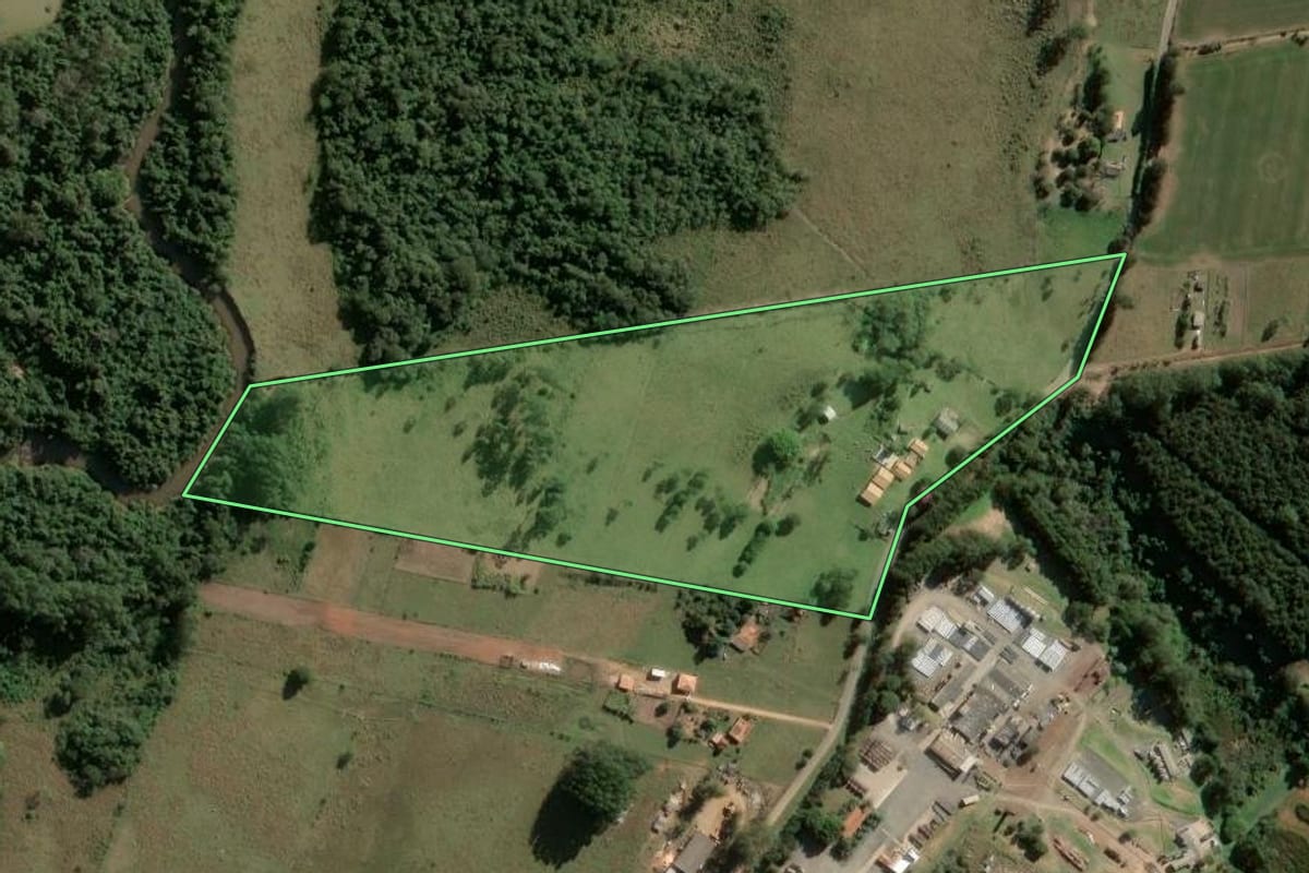 Imagem de satélite do imóvel rural em Sengés (PR), com o contorno declarado no CAR desenhado por cima.
