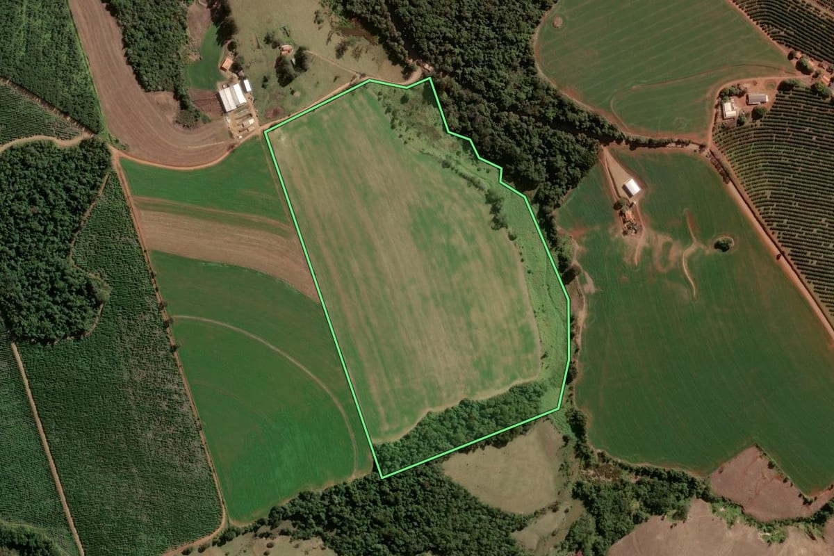 Imagem de satélite do imóvel rural em Sengés (PR), com o contorno declarado no CAR desenhado por cima.