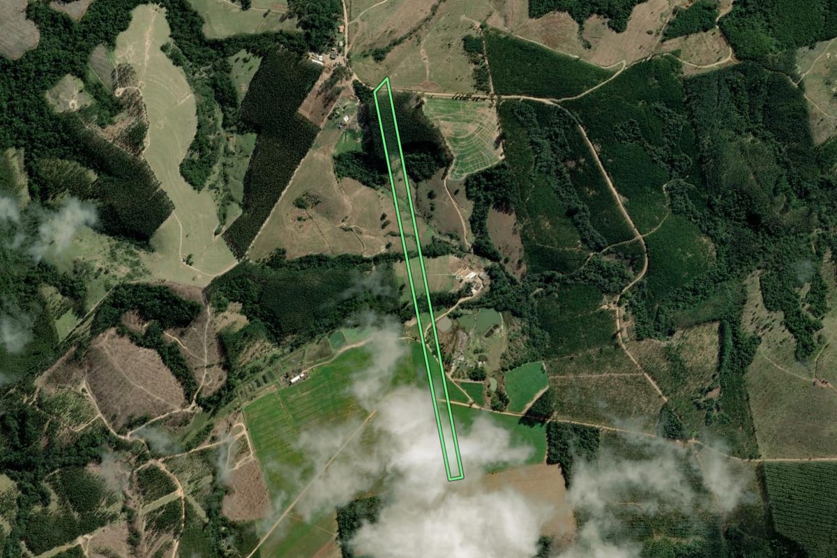 Imagem de satélite do imóvel rural em Sengés (PR), com o contorno declarado no CAR desenhado por cima.