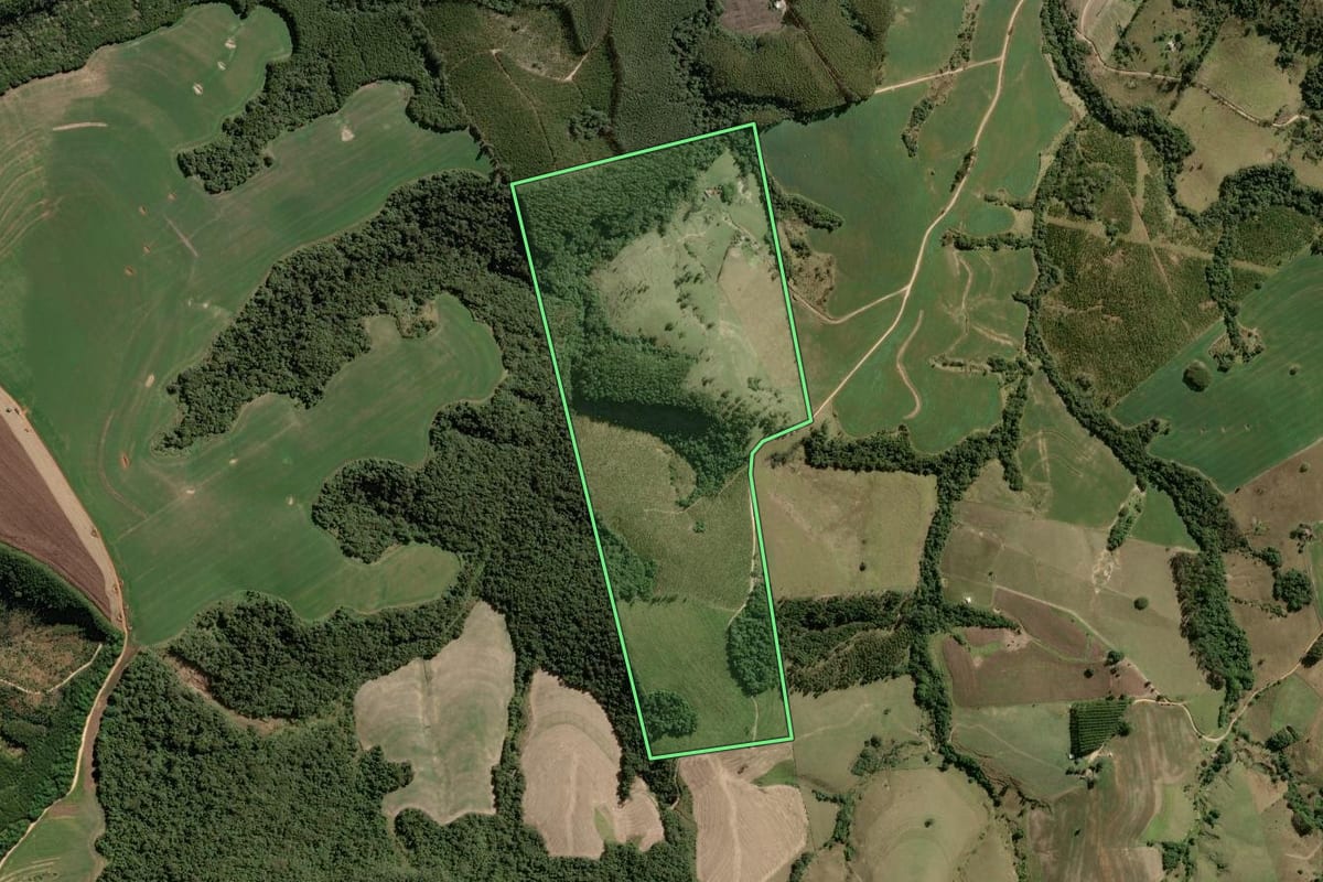 Imagem de satélite do imóvel rural em Sengés (PR), com o contorno declarado no CAR desenhado por cima.