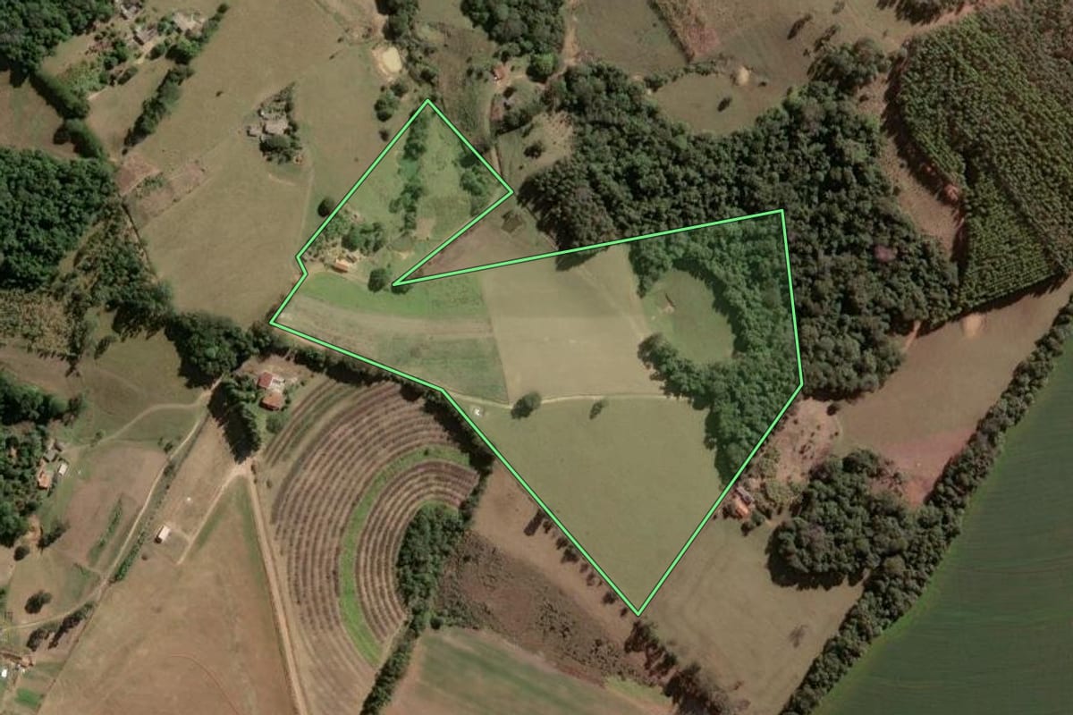 Imagem de satélite do imóvel rural em Sengés (PR), com o contorno declarado no CAR desenhado por cima.