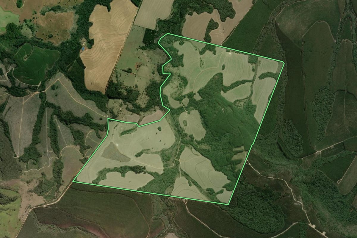 Imagem de satélite do imóvel rural em Sengés (PR), com o contorno declarado no CAR desenhado por cima.