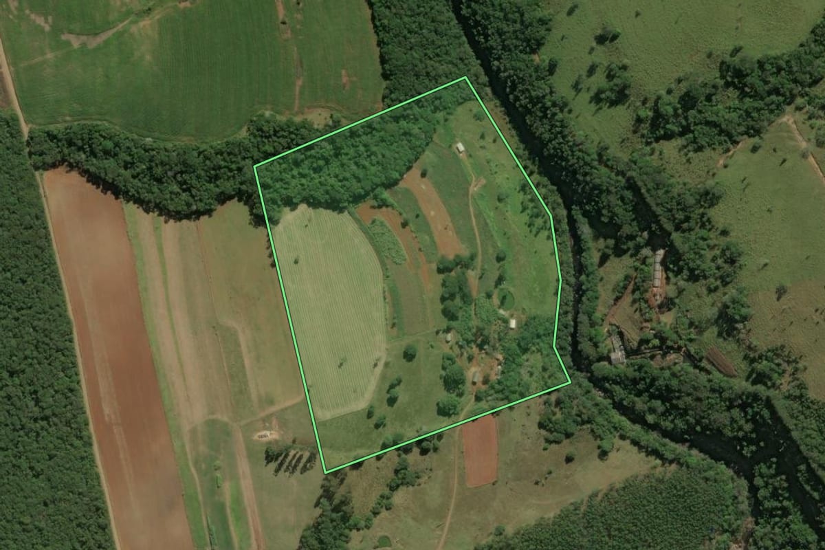 Imagem de satélite do imóvel rural em Sengés (PR), com o contorno declarado no CAR desenhado por cima.