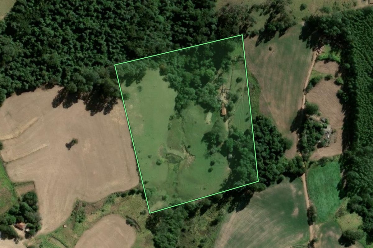 Imagem de satélite do imóvel rural em Sengés (PR), com o contorno declarado no CAR desenhado por cima.