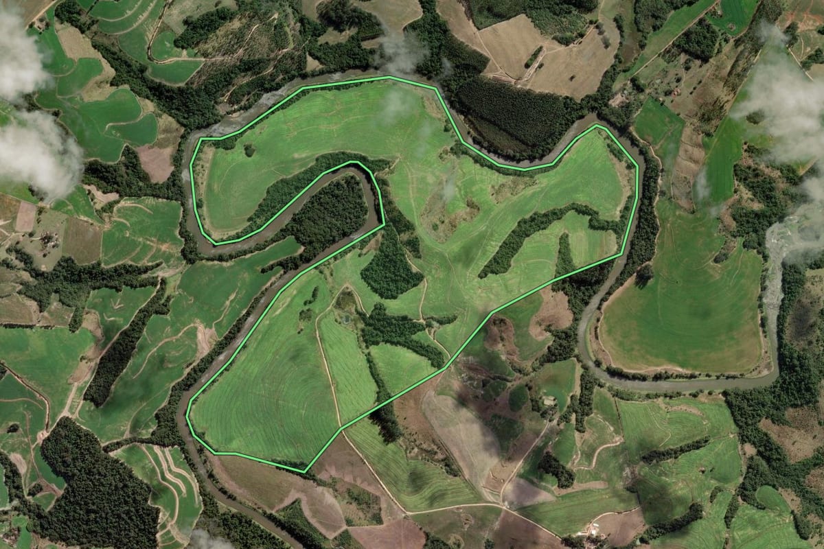 Imagem de satélite do imóvel rural em Sengés (PR), com o contorno declarado no CAR desenhado por cima.