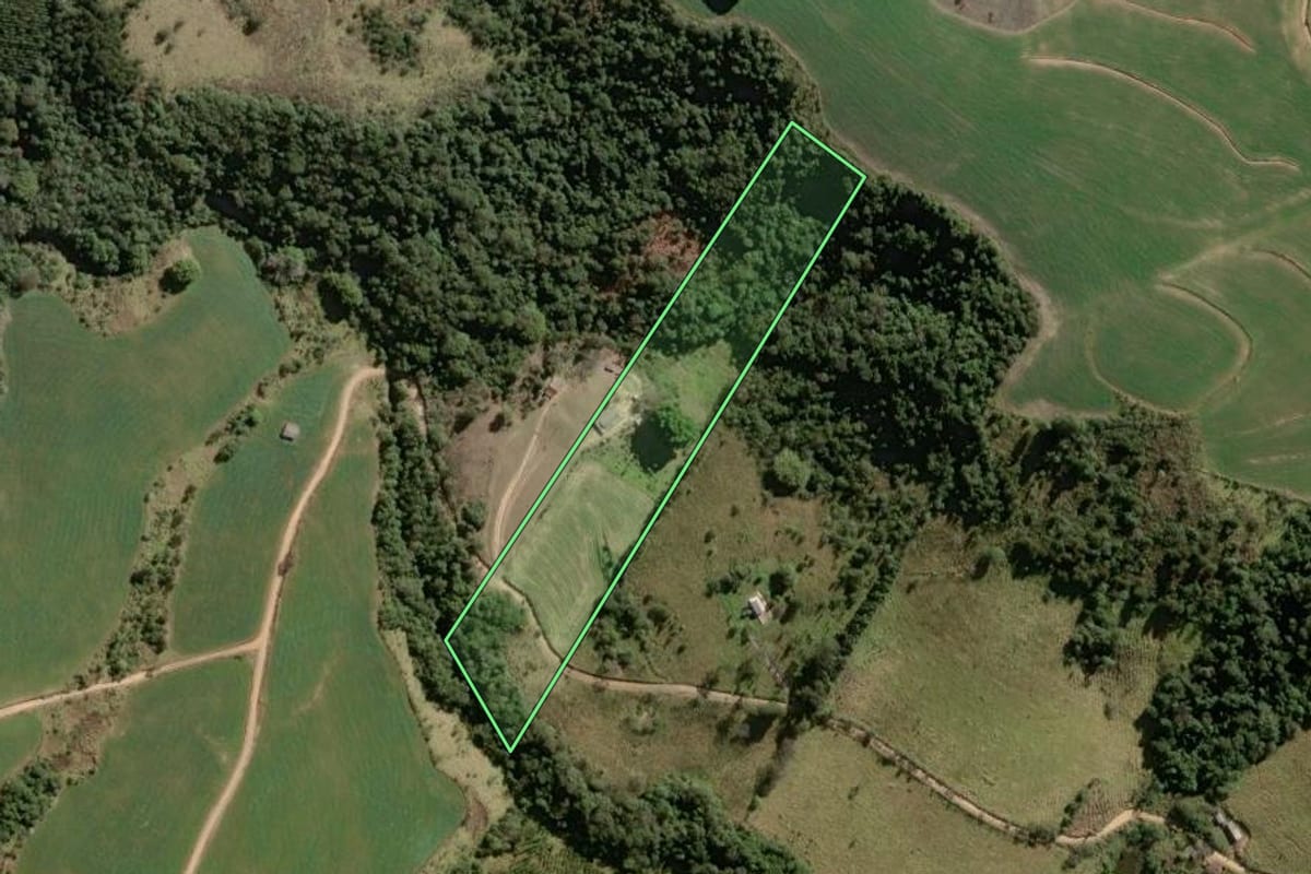 Imagem de satélite do imóvel rural em Sengés (PR), com o contorno declarado no CAR desenhado por cima.