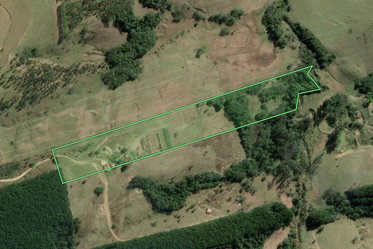 Imagem de satélite do imóvel rural em Sengés (PR), com o contorno declarado no CAR desenhado por cima.