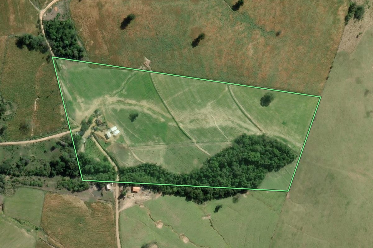 Imagem de satélite do imóvel rural em Sengés (PR), com o contorno declarado no CAR desenhado por cima.