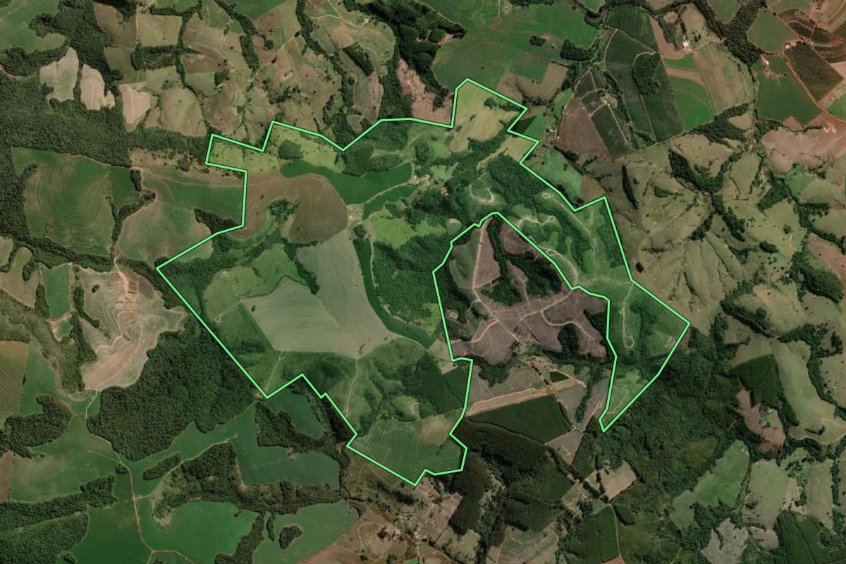Imagem de satélite do imóvel rural em Sengés (PR), com o contorno declarado no CAR desenhado por cima.
