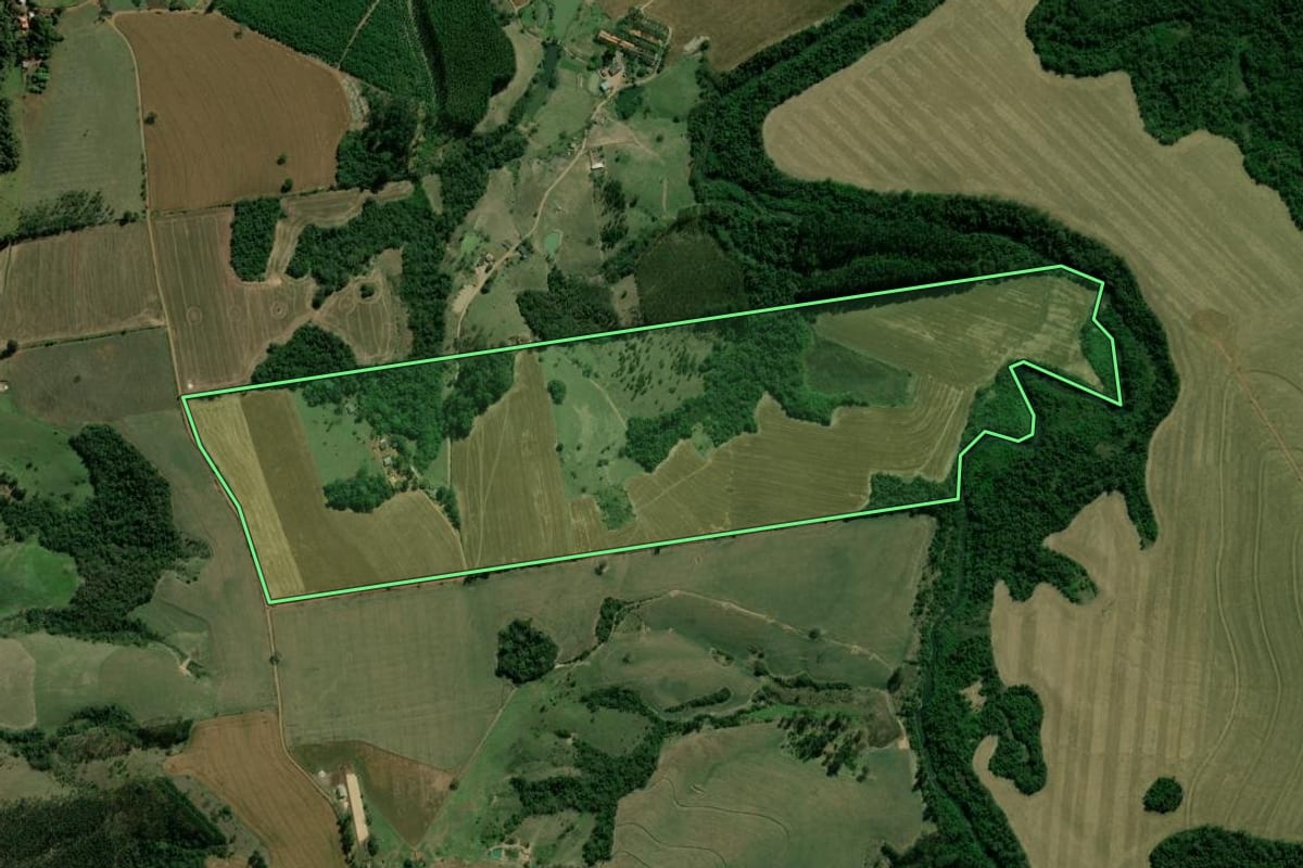 Imagem de satélite do imóvel rural em Sengés (PR), com o contorno declarado no CAR desenhado por cima.