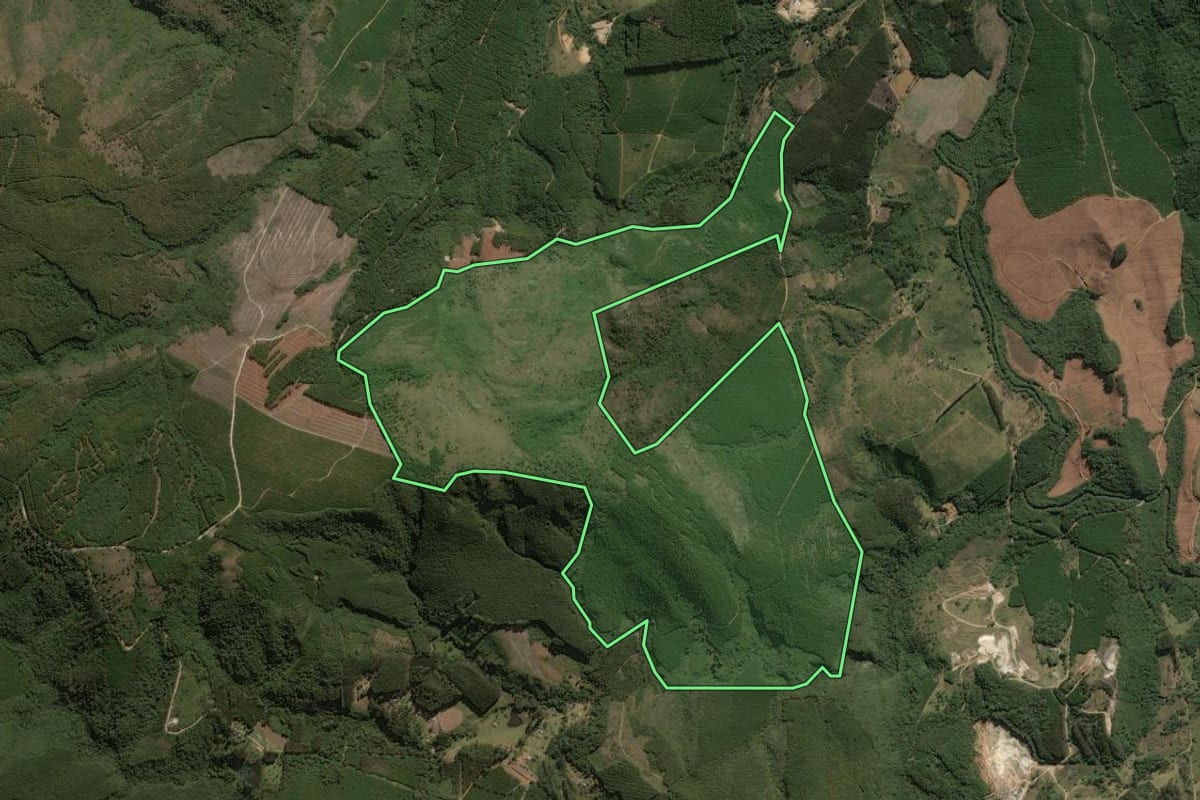 Imagem de satélite do imóvel rural em Sengés (PR), com o contorno declarado no CAR desenhado por cima.