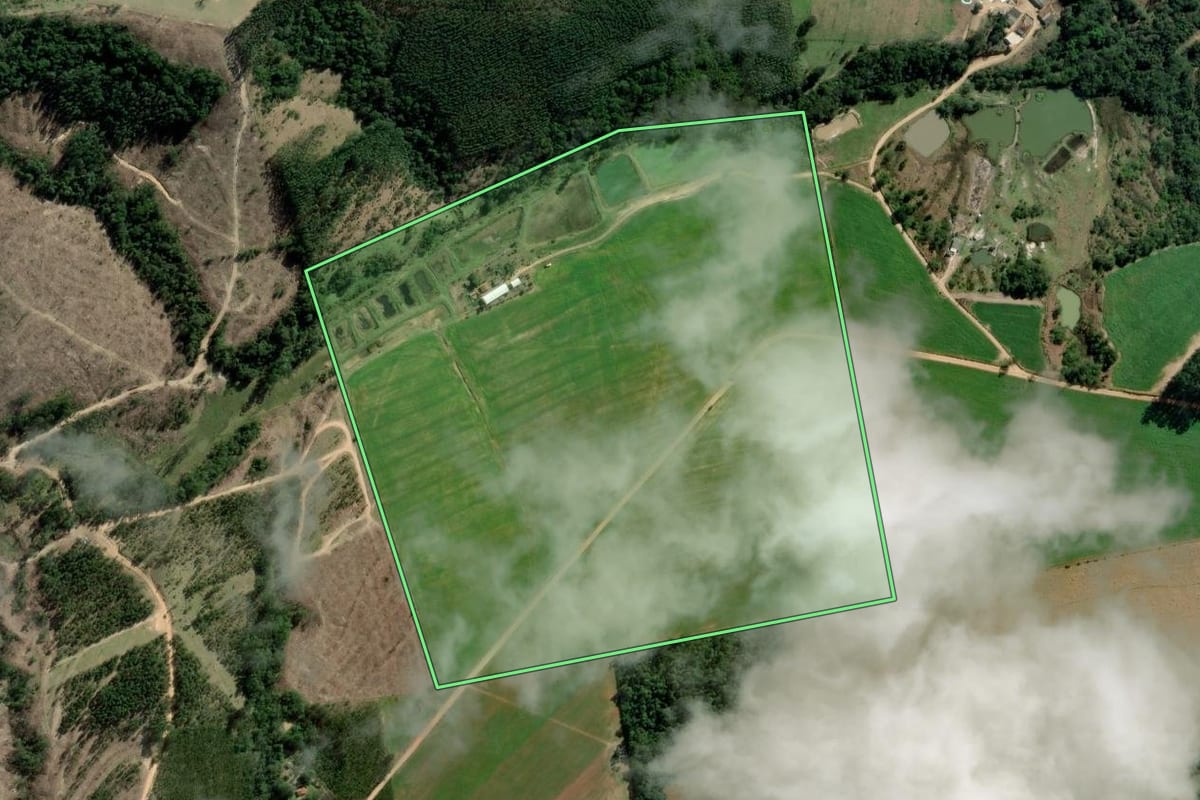 Imagem de satélite do imóvel rural em Sengés (PR), com o contorno declarado no CAR desenhado por cima.