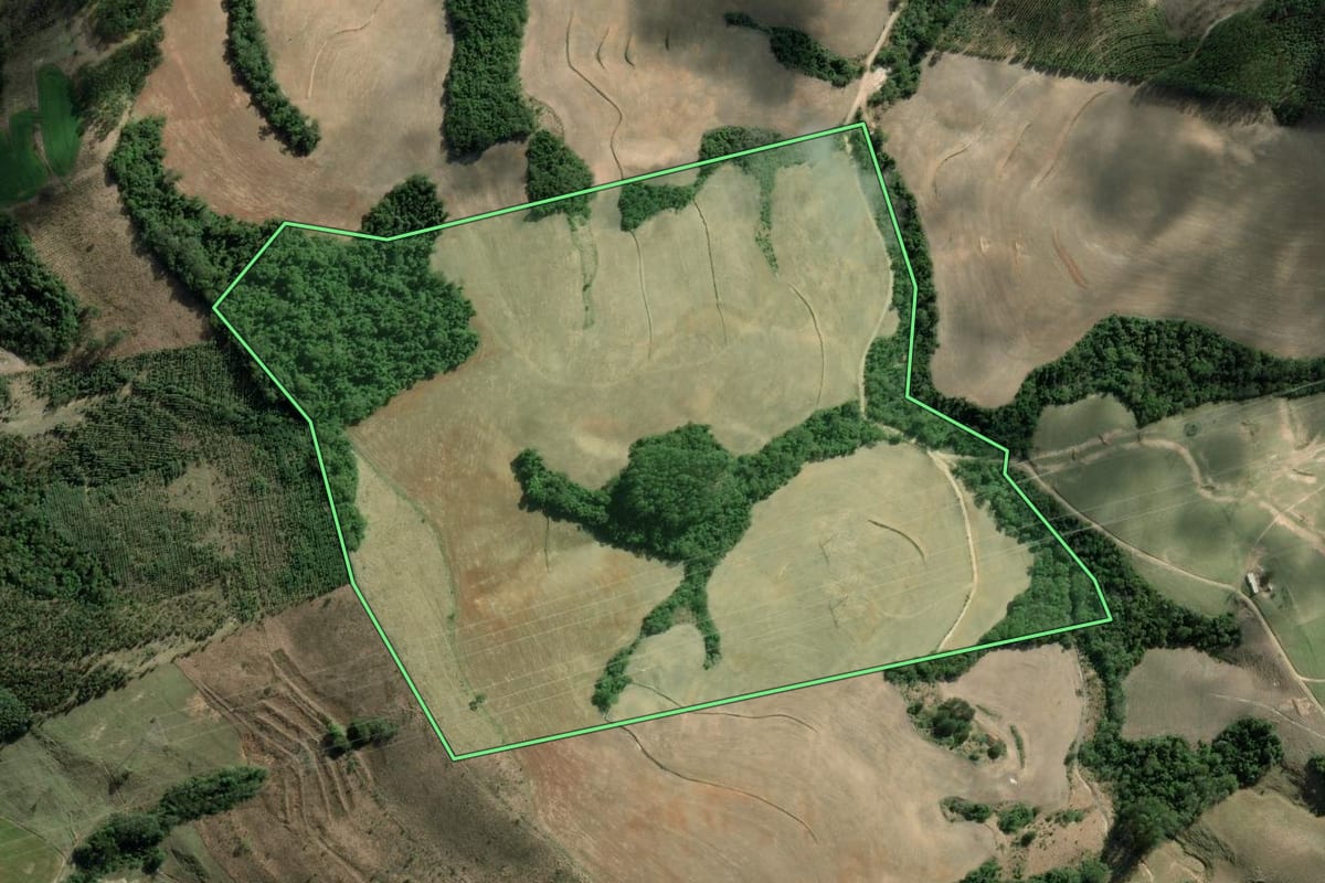 Imagem de satélite do imóvel rural em Sengés (PR), com o contorno declarado no CAR desenhado por cima.