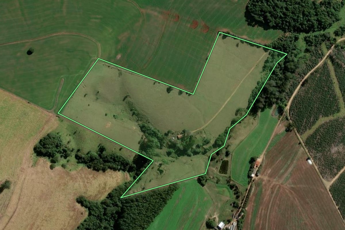 Imagem de satélite do imóvel rural em Sengés (PR), com o contorno declarado no CAR desenhado por cima.