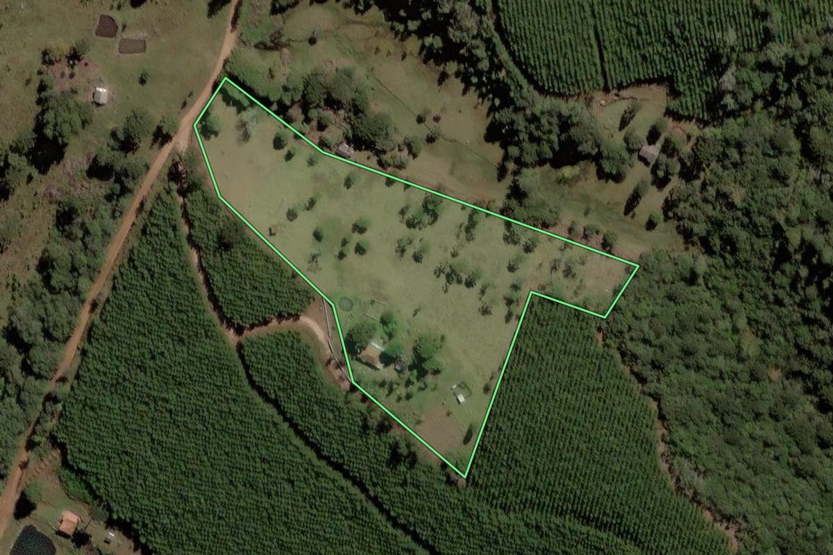 Imagem de satélite do imóvel rural em Sengés (PR), com o contorno declarado no CAR desenhado por cima.