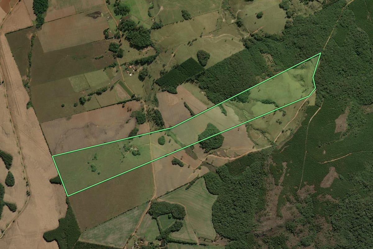 Imagem de satélite do imóvel rural em Sengés (PR), com o contorno declarado no CAR desenhado por cima.