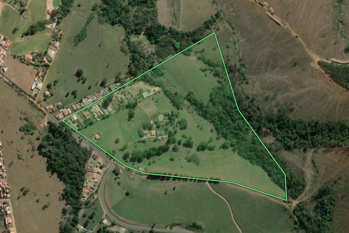 Imagem de satélite do imóvel rural em Sengés (PR), com o contorno declarado no CAR desenhado por cima.