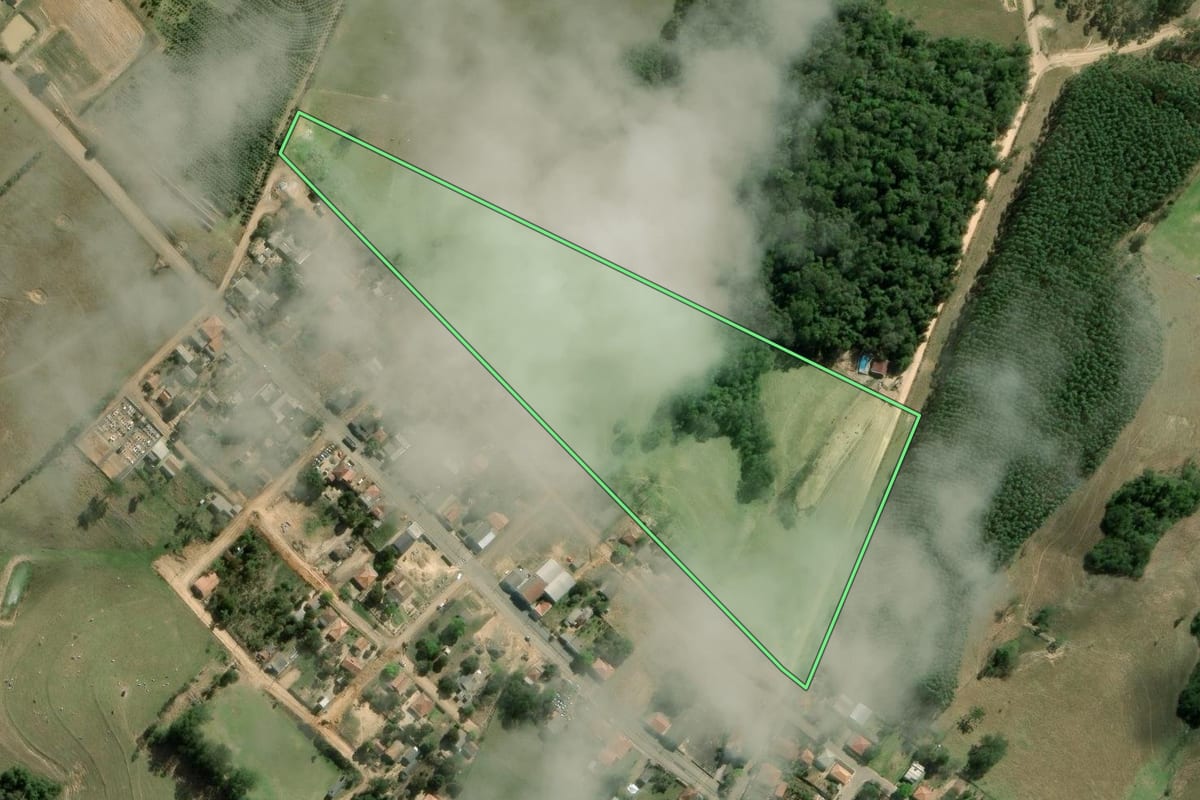 Imagem de satélite do imóvel rural em Sengés (PR), com o contorno declarado no CAR desenhado por cima.